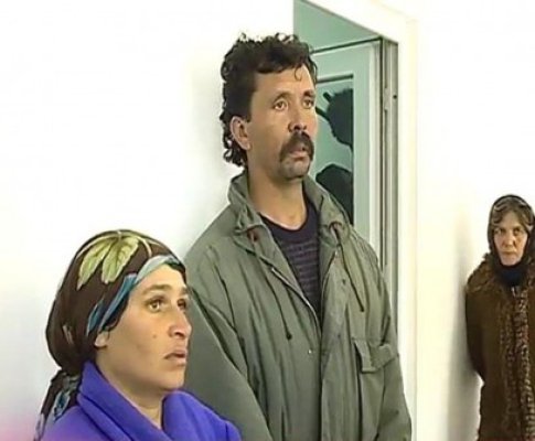 Cei 6 copii abandonaţi într-o cocioabă, în frig, rămân în grija statului